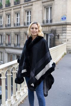 Immagine di PONCHO WITH FUR TRIM